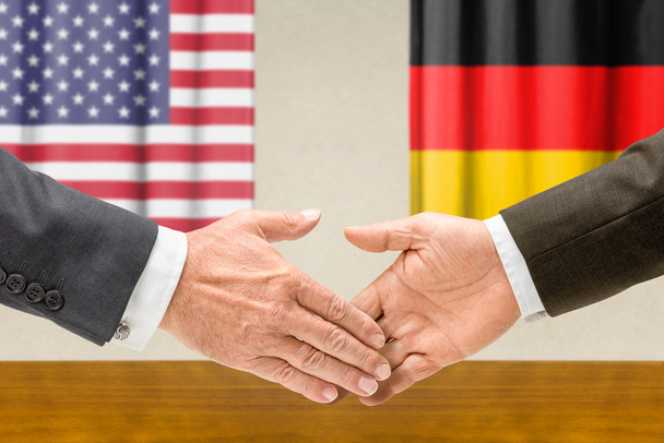 Des représentants des Etats-Unis et de l'Allemagne se serrent la main
 - Photo, image