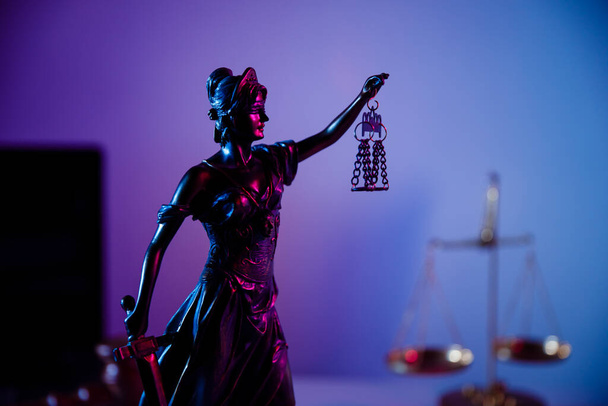 Lady Justice hautnah im Notariat - Foto, Bild