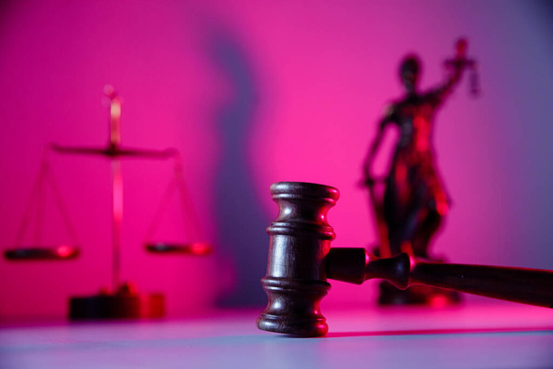 Tema del diritto. Giudice Gavel, signora giustizia e bilancia su sfondo viola - Foto, immagini