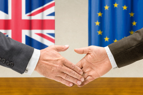 Representatives of the UK and the EU shake hands - Foto, Imagem
