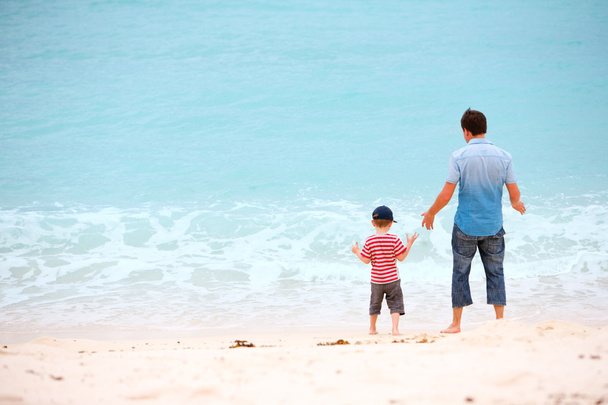 Happy father and son on the beach. - Valokuva, kuva