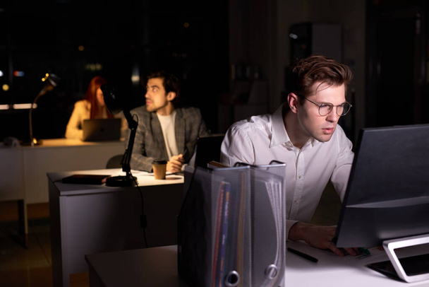 Thoughtful Man Read Business Plan on Computer, Thinking About Question Task - Foto, immagini