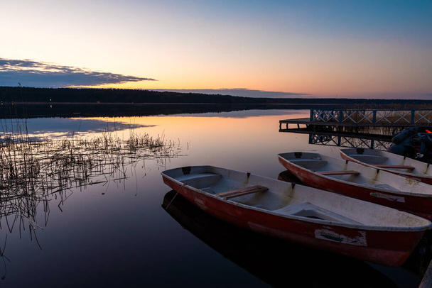 A Rússia. 15 de maio de 2021. Uma noite de maio quente antes do amanhecer no Lago Sukhodolsky na região de Leningrado. - Foto, Imagem