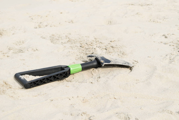 Вид на черную обувь на песчаном пляже - Фото, изображение