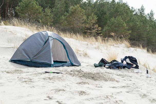 Vue d'une tente sur la plage de sable de la mer Baltique - Photo, image