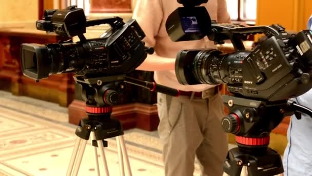 Fernsehkameras - Kameramann im Hintergrund (Studio) - historisches Interieur im Hintergrund - Filmmaterial, Video