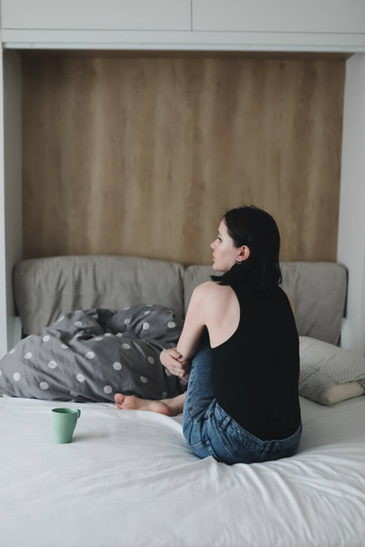 girl in the morning in bed with a cup of coffee - Foto, Imagen