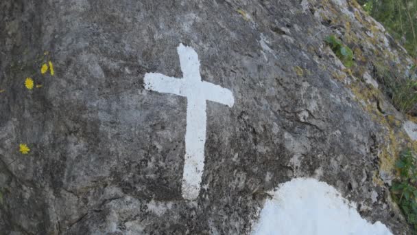 Cruz blanca pintada en una roca - Metraje, vídeo