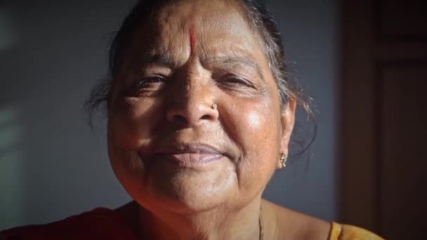 Портрет пожилой женщины перед камерой, говорящей на родном языке в Агре, Индия - крупный план - Кадры, видео