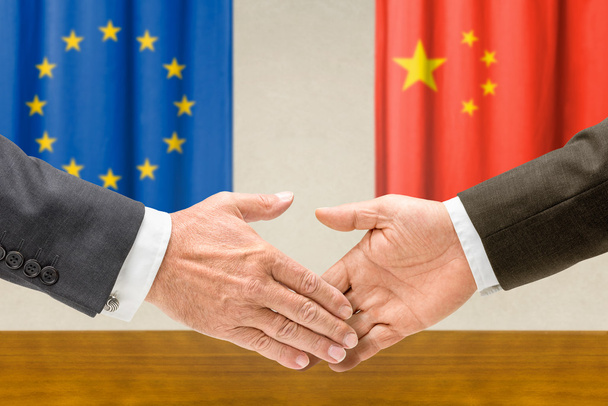 εκπρόσωποι της ΕΕ και Κίνας χειραψία - Φωτογραφία, εικόνα