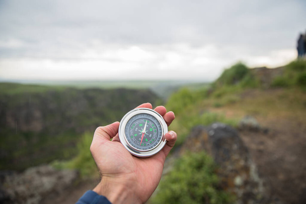 man holding compass in nature backgroun - Foto, Bild