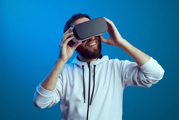 Молодой человек использует гарнитуру виртуальной реальности. Озил, будущее, гаджеты, технологии - Фото, изображение