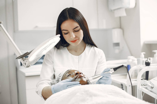 Girl doing facial procedures to beautician - Фото, зображення