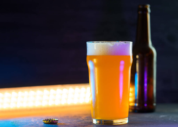Индийский эль Pael IPA, пивной бокал, цвет Стильный свет - Фото, изображение
