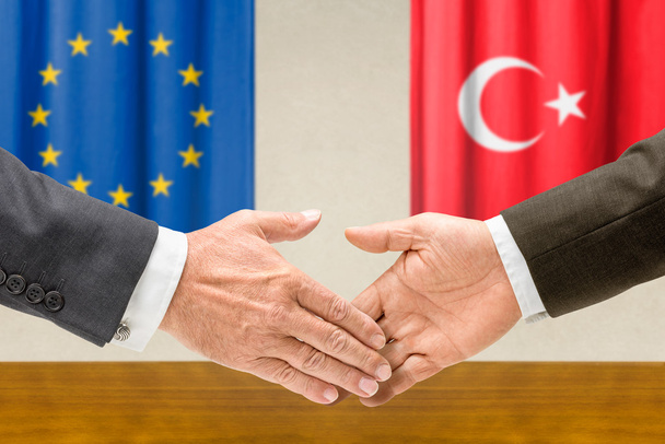 Representantes de la UE y Turquía se dan la mano
 - Foto, Imagen