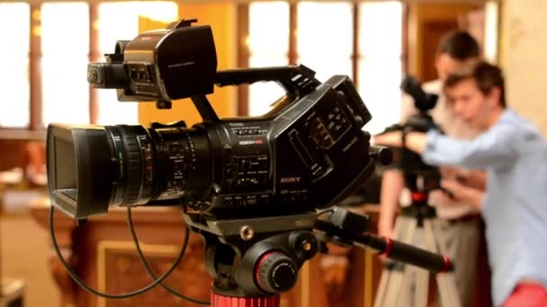 televizní kamery - kameraman nastavit fotoaparát (studio) - historický interiér v pozadí - Záběry, video