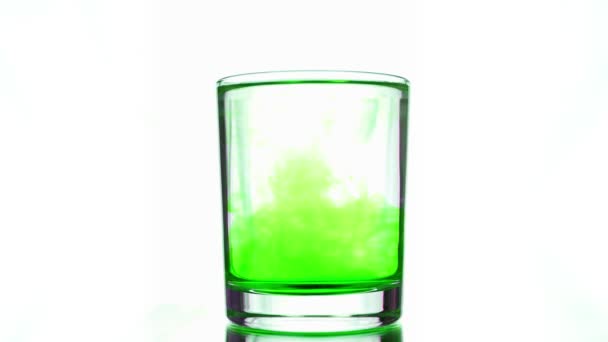 Mischen mit transparentem Glas Stick Säure grünes Pigment am Wasserglas gelöst - Filmmaterial, Video