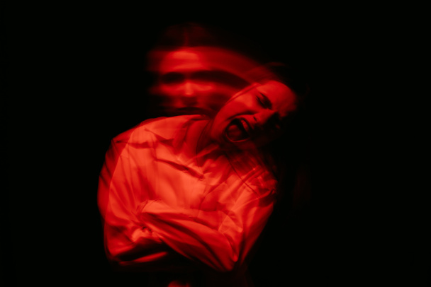 portret van psychopathisch meisje met psychische paranoïde stoornissen - Foto, afbeelding