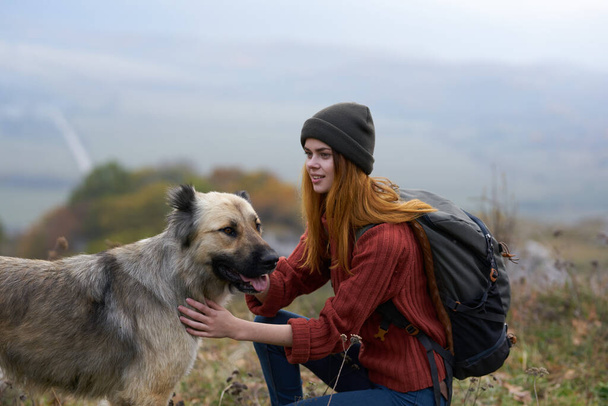 女性ハイカー休暇旅行自然遊び犬と遊ぶ - 写真・画像
