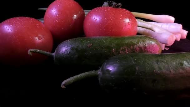 Tomates de fazenda frescos, pepinos e folhas de cebola verde. - Filmagem, Vídeo