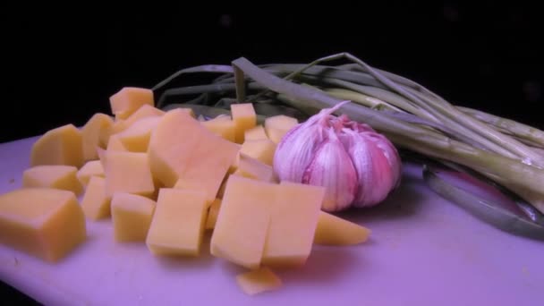 Préparation de légumes : pommes de terre coupées en dés, ail et oignons verts. - Séquence, vidéo