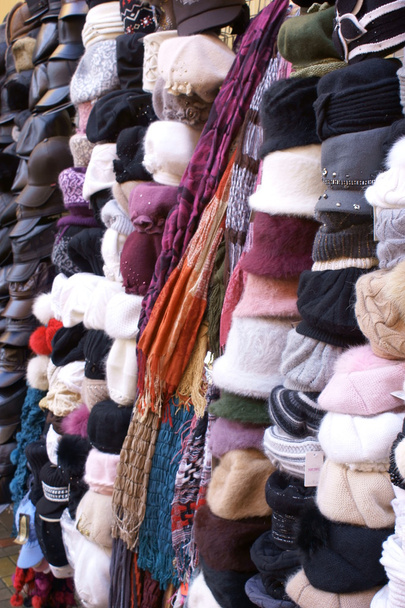 Cappelli e sciarpe al mercato
 - Foto, immagini