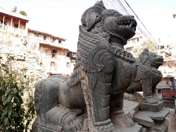 Ancien temple ancien bâtiment temple culte sanctuaire palais pour les népalais et les voyageurs étrangers voyage visite à Lalitpur ou Patan Bhaktapur durbar place sur Décembre 2, 2017 à Katmandou, Népal - Photo, image