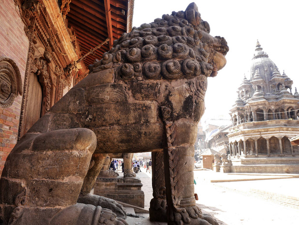 Ősi antik épület templom istentisztelet szentély palota Nepal Lalitpur vagy Patan Bhaktapur durbar tér nepalese emberek és külföldi utazók utazás látogatás tisztelet imádkozott Kathmandu, Nepál - Fotó, kép
