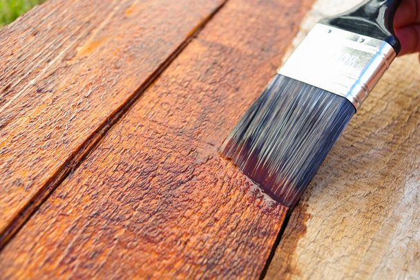Outdoor Wood Surface Sealant Paintbrush Applicazione Close-up, Sudafrica - Foto, immagini