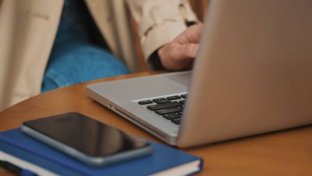 Öğrenci kızın dışarıdaki kafede dizüstü bilgisayarda ders çalışmasını yakından çek. Uzaklık eğitimi kavramı - Fotoğraf, Görsel