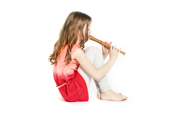Nuori tyttö istuu sopraano tallennin
 - Valokuva, kuva
