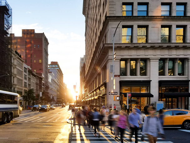 Nimettömien ihmisten joukko kävelee 5th Avenuen ja 23rd Streetin risteyksessä Manhattanilla, New Yorkissa. - Valokuva, kuva