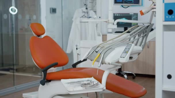 Inyección reveladora de silla de odontología ortodoncista sin nadie, preparada para la salud dental de los dientes. - Metraje, vídeo