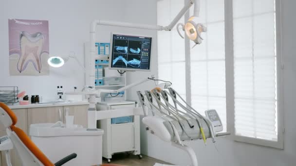 Interno di stomatologia moderna vuota Ospedale ortodontico ufficio luminoso - Filmati, video