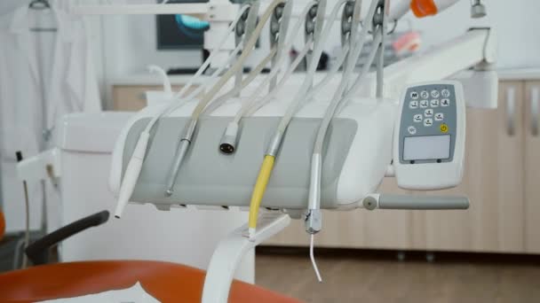 Κλείστε τα ιατρικά οδοντιατρικά οδοντιατρικά εργαλεία στο σύγχρονο στοματολογικό ορθοδοντικό φωτεινό γραφείο - Πλάνα, βίντεο