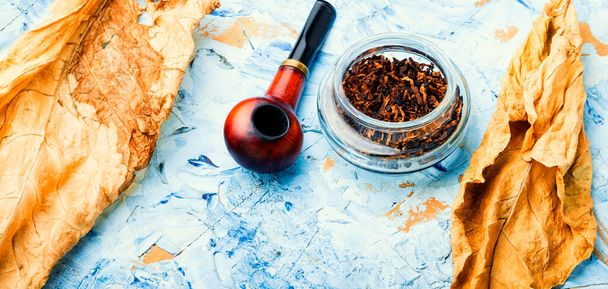Vintage tobacco pipe, tobacco leaf and pipe tobacco - Photo, Image