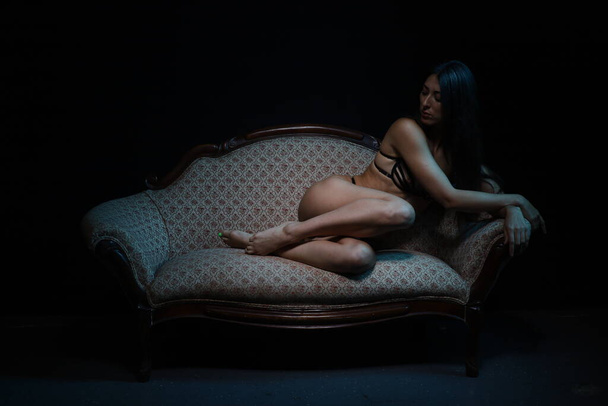 Photoshoot of A beautiful nude white model in a studio - Foto, imagen