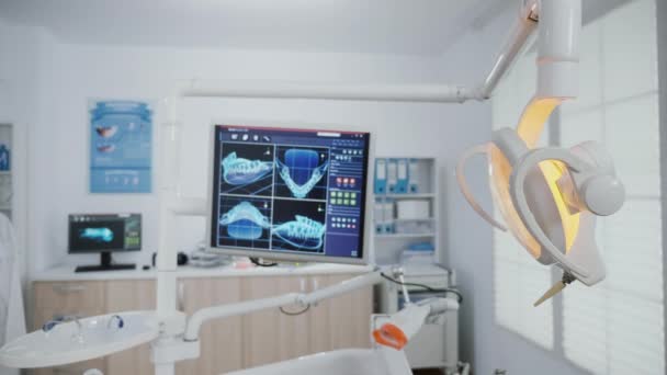 Primer plano de las imágenes de rayos X de los dientes de estomatología en el monitor que revela el tratamiento de cuidado dental. - Metraje, vídeo