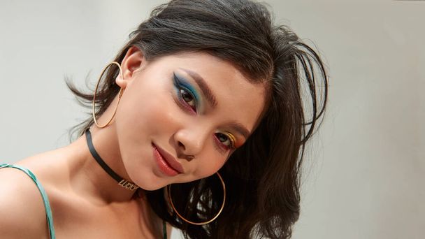 Mooie close-up portret van jonge aziatische vrouw, rode lippen, perfecte huid, regenboog oog make-up - Foto, afbeelding