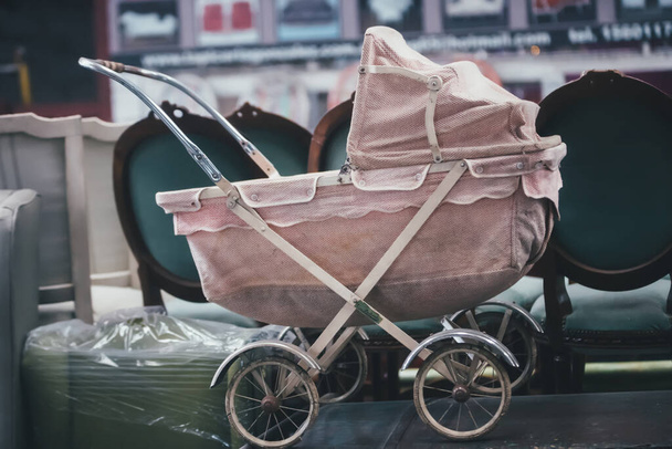 gros plan de chariot de bébé jouet dans la boutique  - Photo, image