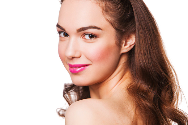 Belle femme avec une peau fraîche et propre et lèvres roses regardant caméra
. - Photo, image