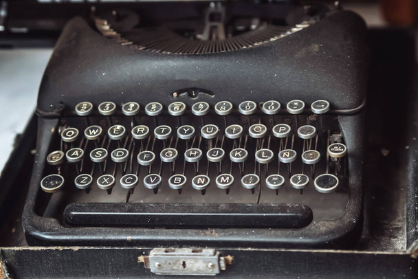старая пишущая машинка с винтажным ретро фоном - Фото, изображение