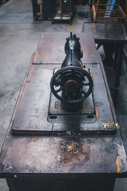old rusty metal sewing machine - Foto, Bild