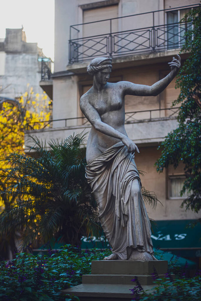 statue of a woman in the park - Zdjęcie, obraz