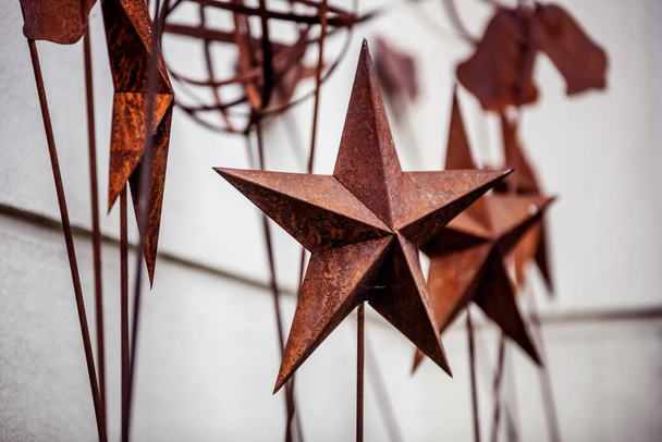 Декоративная елка в форме звезды с красной лентой - Фото, изображение