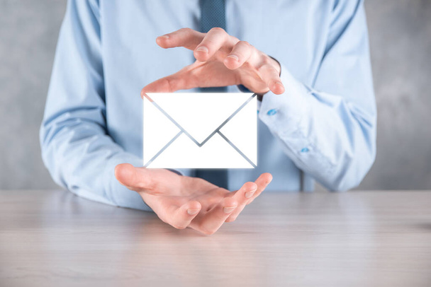 Email a uživatelská ikona, podepsat, symbol marketing nebo newsletter koncept, diagram.Send email.Bulk mail.Email a sms marketing koncept. Režim přímého prodeje v podnikání. Seznam klientů pro poštu - Fotografie, Obrázek