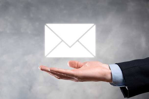 Email e icona utente, segno, simbolo marketing o concetto di newsletter, diagram.Invio di email.Bulk mail.Email e sms concetto di marketing. Regime delle vendite dirette nelle imprese. Elenco dei clienti per mailing - Foto, immagini