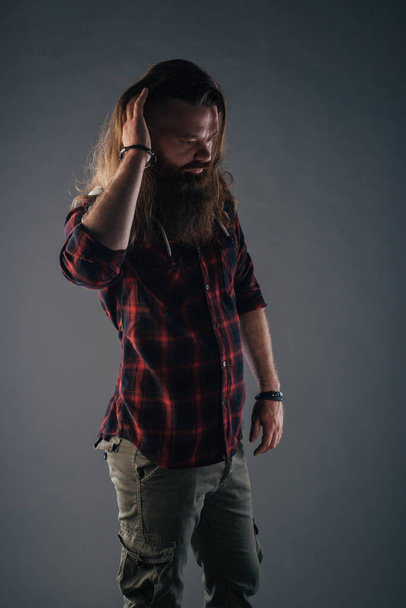 Gyönyörű erős skandináv férfi elegáns frizura és szakáll egy elszigetelt háttér. - Fotó, kép