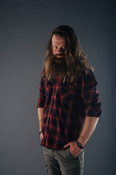 Красивий сильний скандинавський чоловік зі стильною зачіскою і бородою на ізольованому тлі
. - Фото, зображення