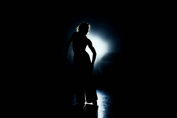 Артист современного танца практикует танцевальную программу - Фото, изображение